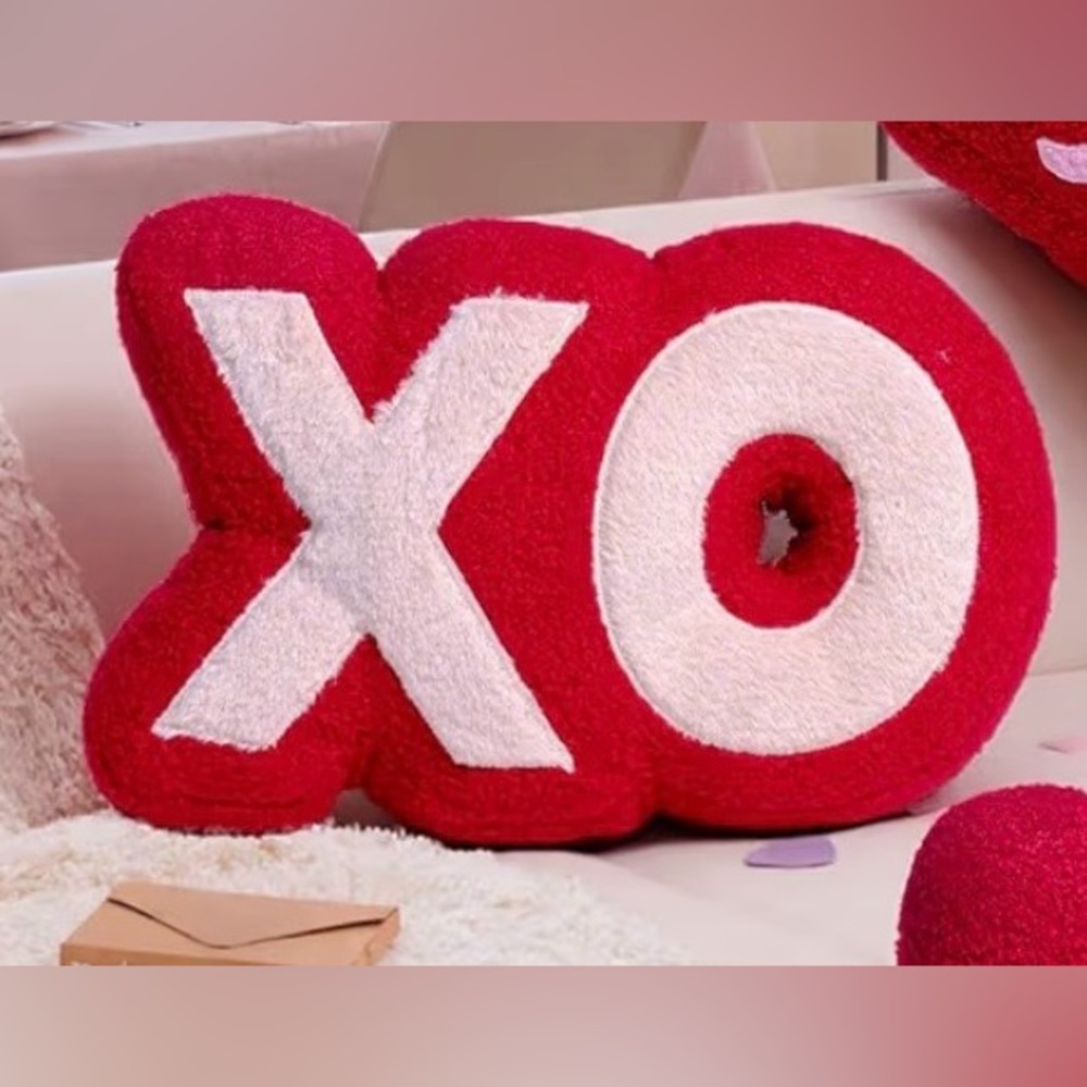 XO Pillow in RED and WHITE